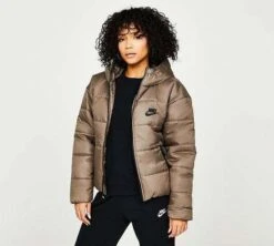 Nike Damen Classic Synthetic Hooded Jacke Olivgrau / Schwarz Für 79,50€ Inkl. Versandkosten (statt 100€)