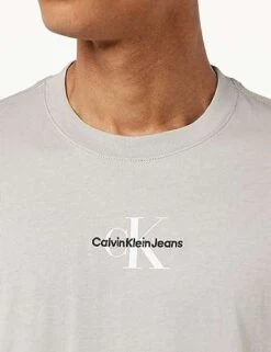 Calvin Klein Jeans: Herren Monologo Regular Tee Shirt Auch In Amaranth Gr XXS Bis XXL Für 13,95€ (Prime/Zalando) -Mode Kleidung Verkauf 2272002 1 3