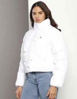 Calvin Klein Jeans Damen Geschnittener, Glänzender Puffer Gepolsterte Jacken 10 Calvin Klein Jeans Damen Geschnittener, Glänzender Puffer Gepolsterte Jacken -Mode Kleidung Verkauf 2274000 1 2