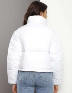 Calvin Klein Jeans Damen Geschnittener, Glänzender Puffer Gepolsterte Jacken 11 Calvin Klein Jeans Damen Geschnittener, Glänzender Puffer Gepolsterte Jacken -Mode Kleidung Verkauf 2274000 1 3