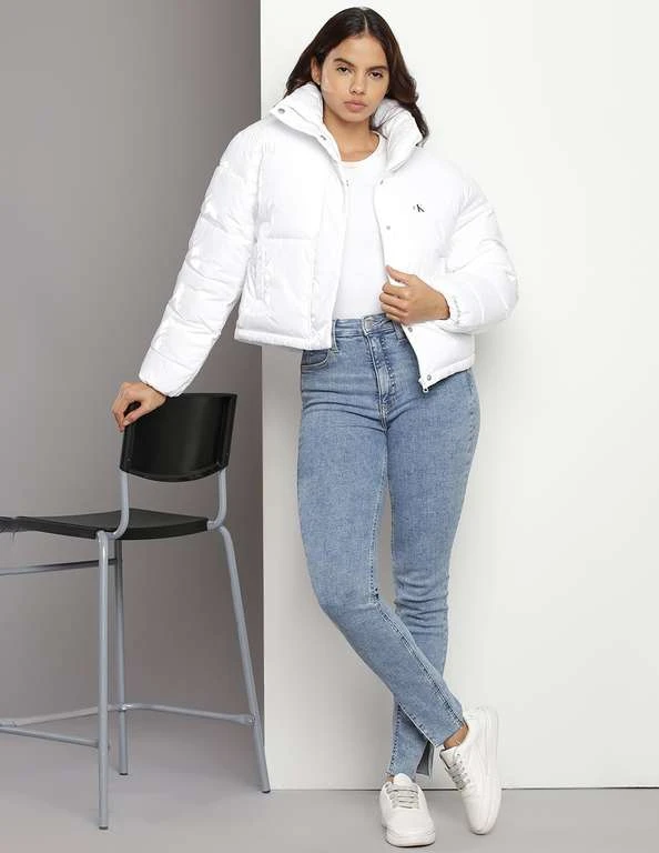 Calvin Klein Jeans Damen Geschnittener, Glänzender Puffer Gepolsterte Jacken 6 Calvin Klein Jeans Damen Geschnittener, Glänzender Puffer Gepolsterte Jacken – Bild 6