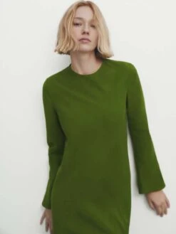 Fließendes Kleid Mit Langen Ärmeln Und Schlitz