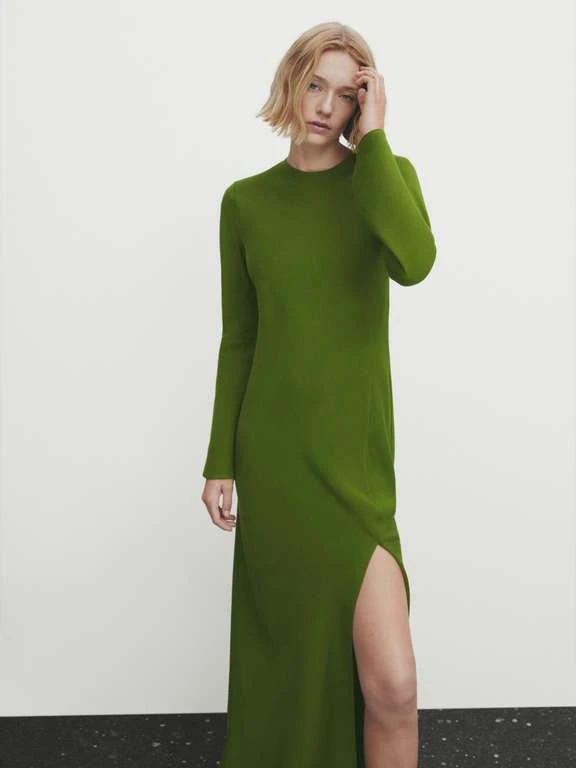 Fließendes Kleid Mit Langen Ärmeln Und Schlitz 4 Fließendes Kleid Mit Langen Ärmeln Und Schlitz – Bild 4