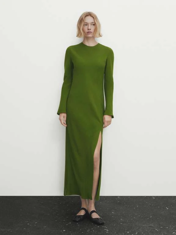 Fließendes Kleid Mit Langen Ärmeln Und Schlitz 7 Fließendes Kleid Mit Langen Ärmeln Und Schlitz – Bild 7