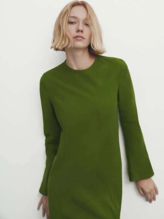 Fließendes Kleid Mit Langen Ärmeln Und Schlitz 1 Fließendes Kleid Mit Langen Ärmeln Und Schlitz